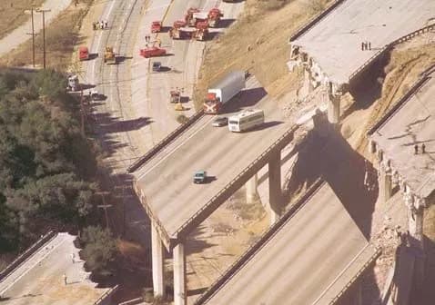 Een brug in Los Angeles na de aardbeving 1994