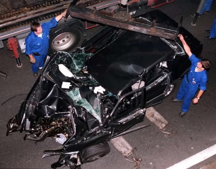 Overblijfselen auto waarin Lady Diana verongelukte