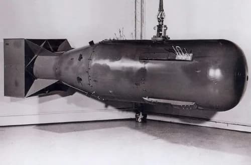 De eerste afgeworpen atoombom (op Hiroshima): Little boy