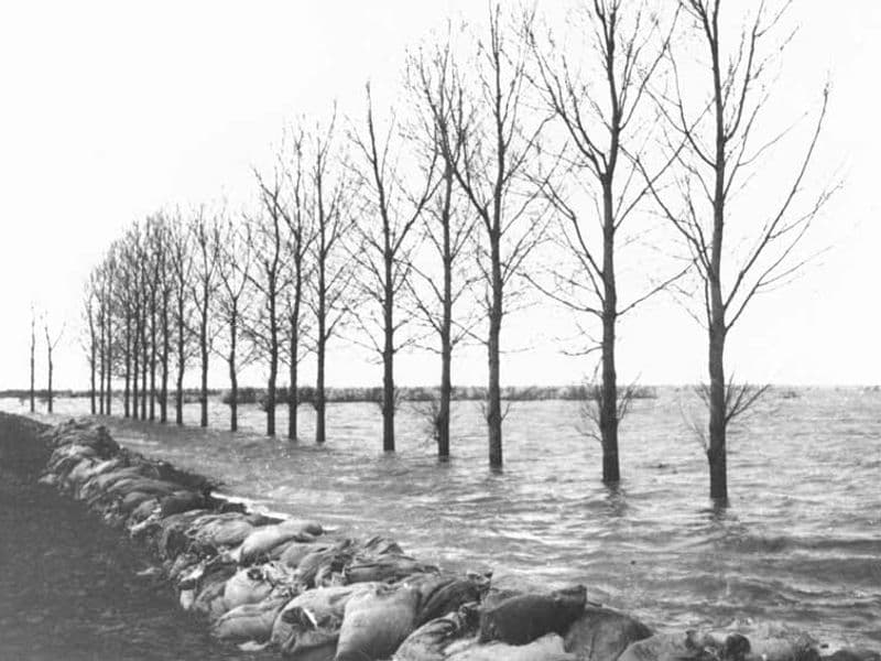 Watersnoodramp 1953: met zandzakken proberen het water tegen te houden