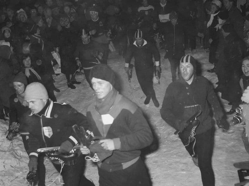 Elfstedentocht 1963. Wedloop naar het ijs na de start te Leeuwarden