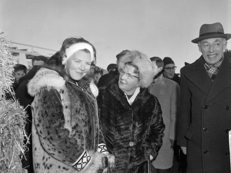Elfstedentocht 1963. Hare Majesteit Koningin Juliana en Prinses Beatrix bij de finish