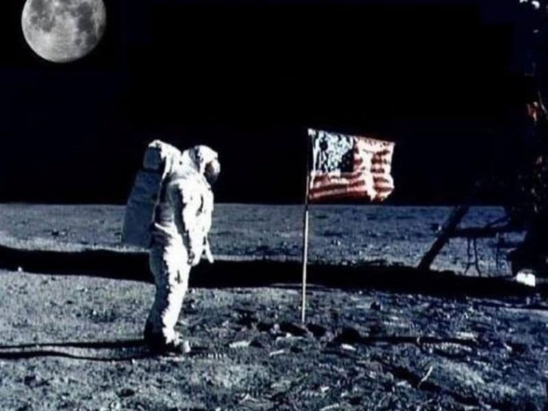 Neil Amstrong met de Amerikaanse vlag