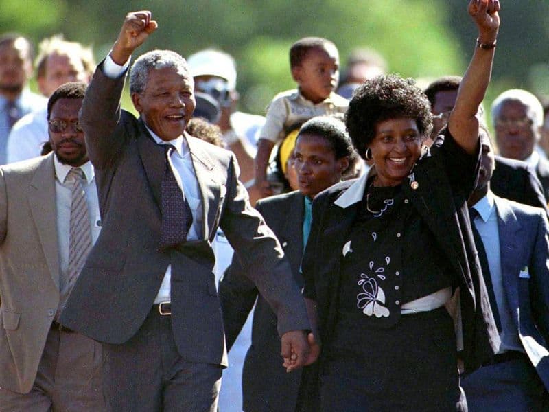 11 februari 1990: Nelson Mandela met zijn toenmalige vrouw Winnie vlak na zijn vrijlating uit de Victor Verster gevangenis in Paarl, Zuid Afrika