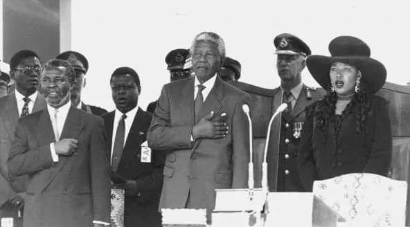 Nelson Mandela legt de eed af en wordt de eerste zwarte president van Zuid-Afrika in 1994
