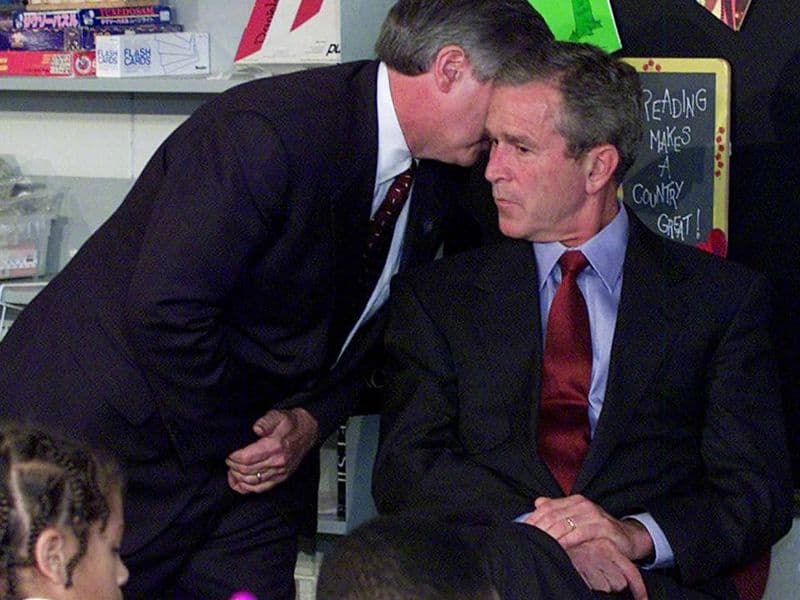 President George W. Bush, op Emma E. Booker basisschool in Sarasota, Florida, waar hij te horen krijgt van de aanval op de Twin Towers