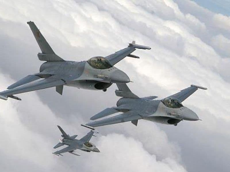 F16