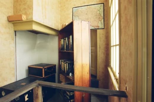 Toegang tot de schuilplaats achter de boekenkast