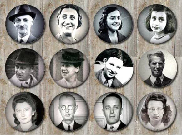 Onderduikers en helpers: 1ste rij van lnks naar rechts: Otto frank, Edith Frank, Margot Frank, Anne Frank; 2de rij van links naar rechts: Herman Van Pels, Auguste Van Pels, Peter Van Pels; 3de rij van links naar rechts: Miep Gies, Johannes Kleiman, Victor Kugler, Bep Voskuijl