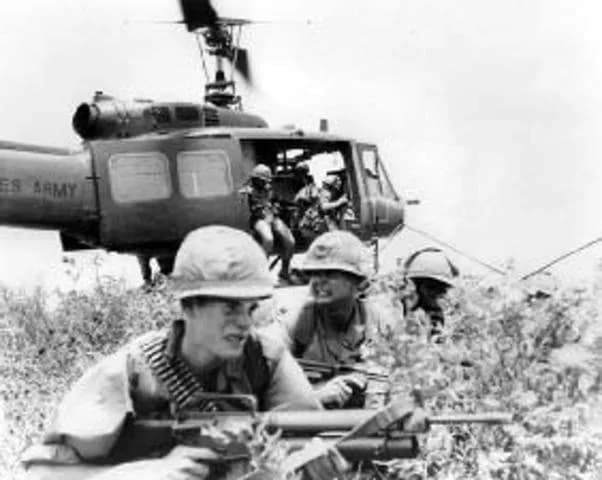 Amerikaanse soldaten worden door een helicopter afgezet tijdens Operation Oregon in de Vietnamoorlog