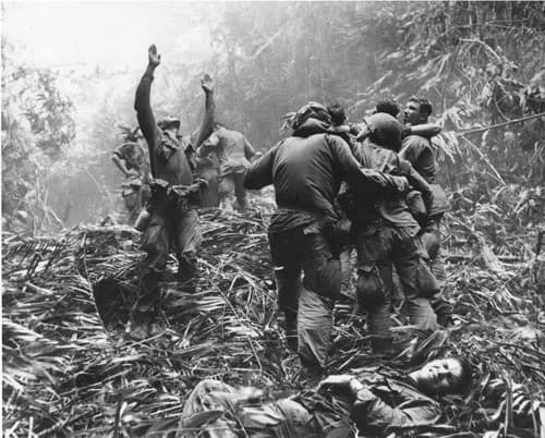 1968: Amerikaanse soldaten van 101st Airborne Division, Hue, Vietnam