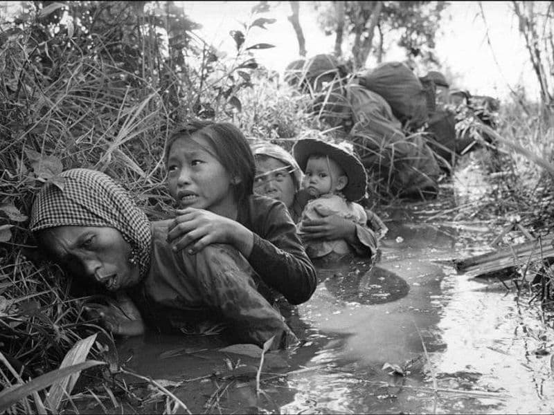 Vietnamese vrouwen en kinderen zoeken dekking