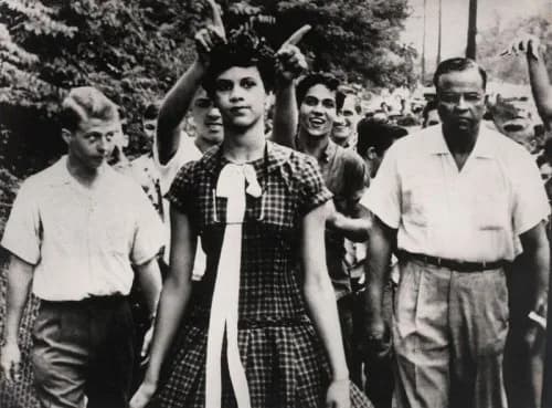 1957: Dorothy Counts, een van de eerste zwarte studenten aan de nieuw desegregated Harry Harding High School wordt bespot door blanken op haar eerste dag van school