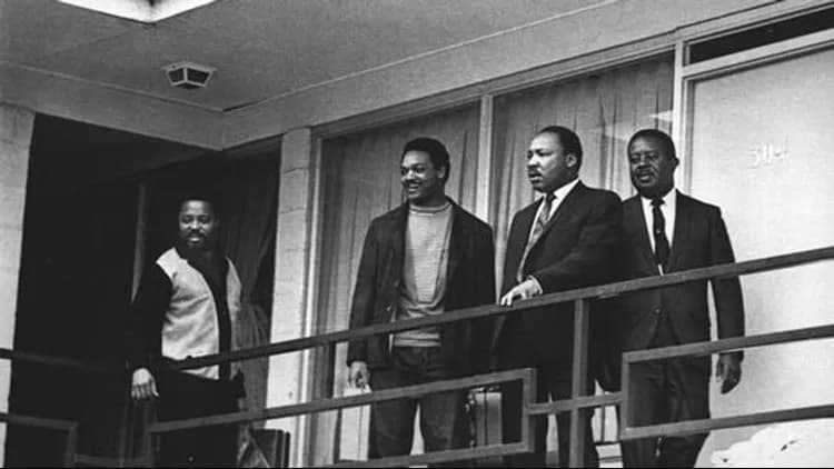 Hosea Williams, Jesse Jackson Jr., Martin Luther King Jr. and Ralph Abernathy op de galerij van het Lorraine Motel in Memphis