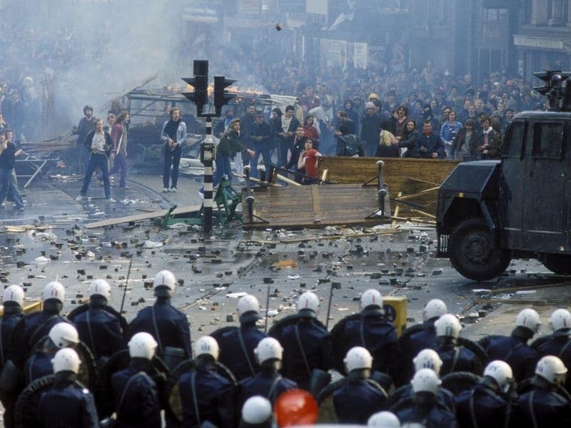 De slag om de Blauwbrug tijdens de kroningsrellen van 30 april 1980