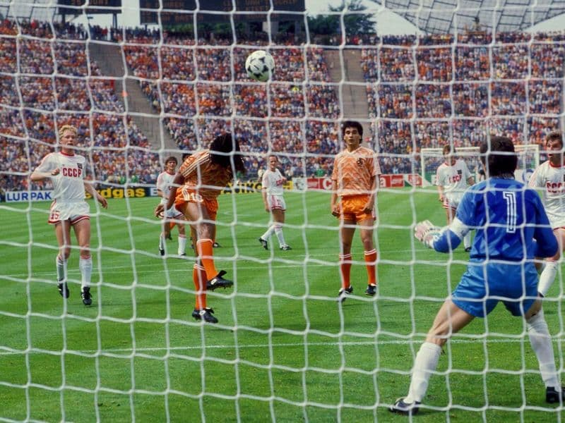 Gullit kopt de 1-0 binnen