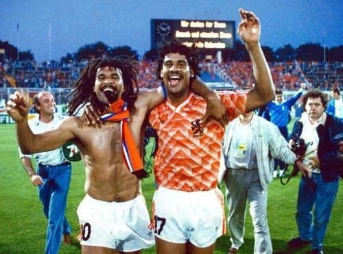Het Nederlands Elftal wint in 1988 de halve finale tegen West-Duitsland met 2-1