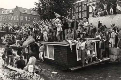 Een woonboot bezwijkt zowat onder het gewicht van de vele feestende fans