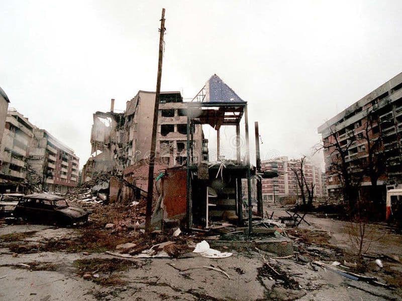 Zwaarbeschadigde straten in een wijk van Sarajevo in Bosnië en Herzegovina, begin 1996