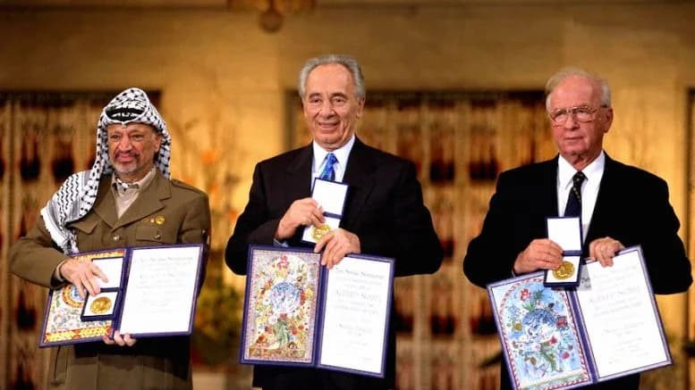 Yassar Arafat, Shimon Peres en Yitzhak Rabin onderscheiden met de nobelprijs voor de vrede 1994