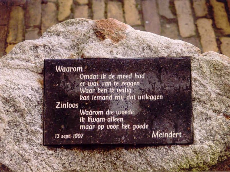 De gedenksteen voor Meindert Tjoelker op de plaats van zijn dood in Leeuwarden