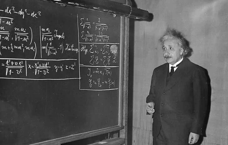Albert Einstein bij schoolbord