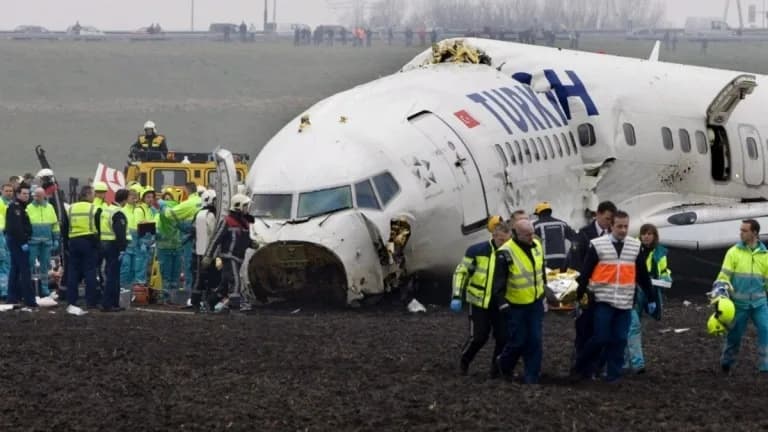 Reddingswerkers helpen mensen die gewond zijn geraakt bij het vliegtuigongeluk bij Schiphol