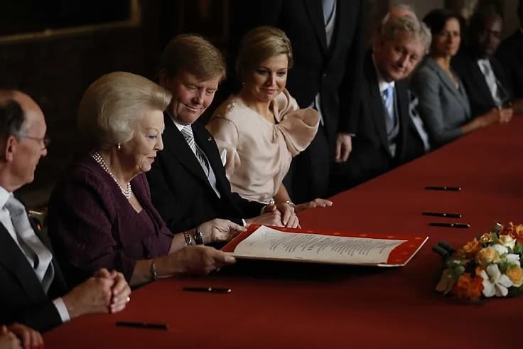 Om 10.07 uur 30 april zette koningin Beatrix haar handtekening onder de Akte van Abdicatie