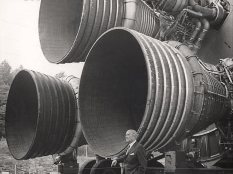 Dr. Von Braun bij zijn Saturnus V-raket waarmee Amerika de maan bereikte