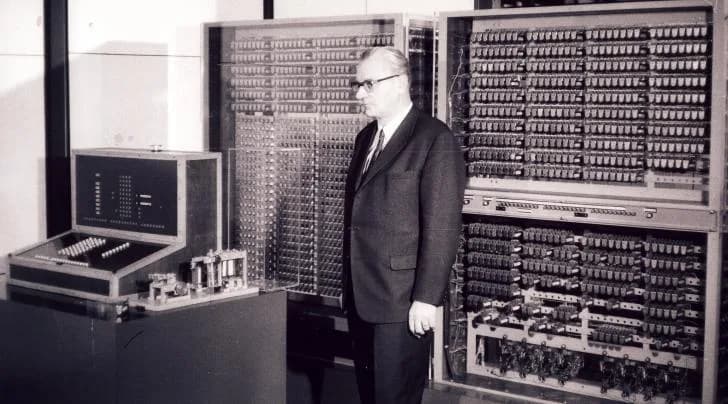 Konrad Zuse bij replica van de Z3, de eerste programmeerbare rekenmachine