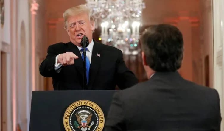 Donald Trump in gesprek met een journalist