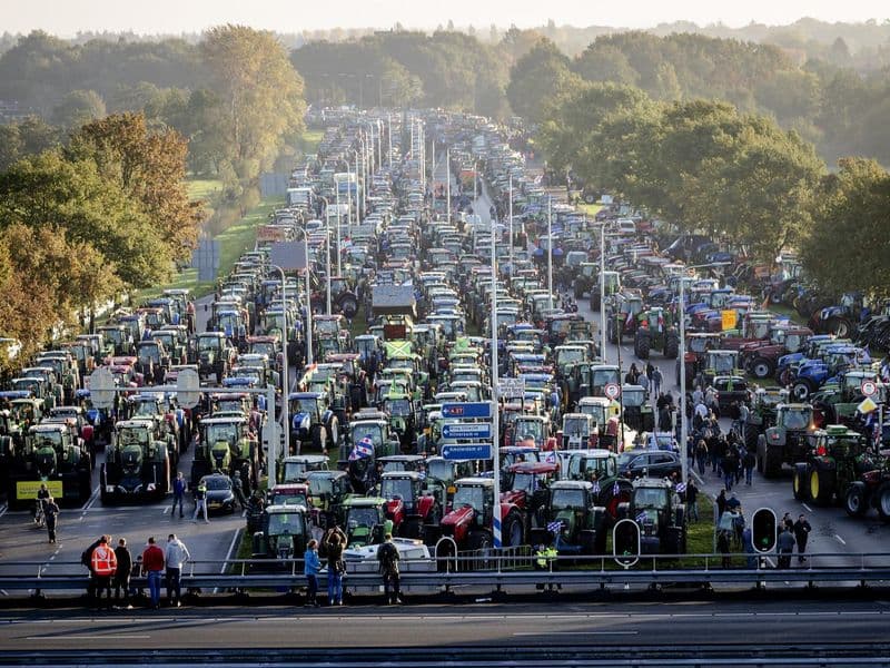Tractoren bij het gebouw van de RIVM