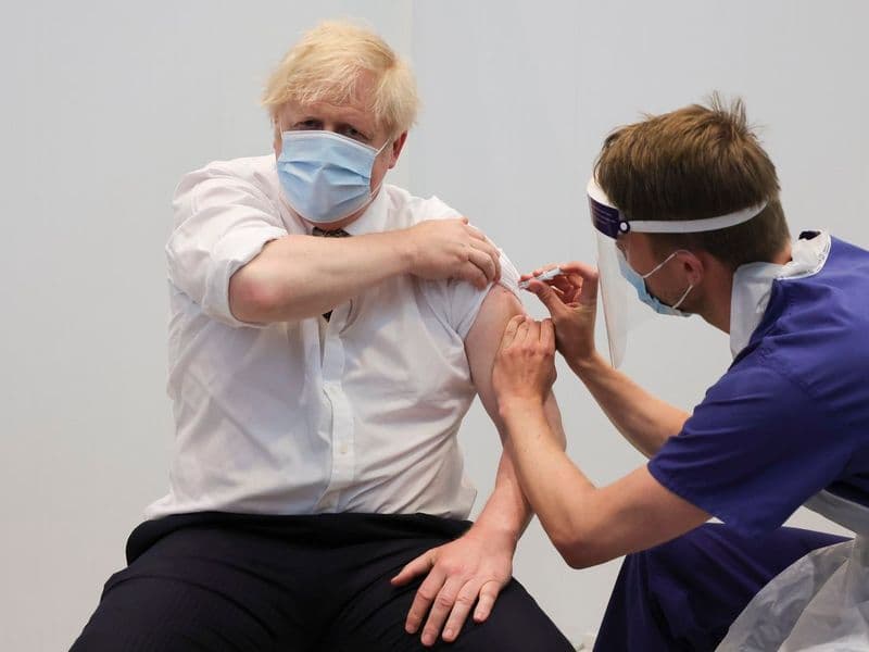 Boris Johnson laat zich vaccineren