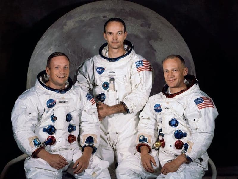 Een foto van de bemanning van Apollo 11 uit mei 1969: v.l.n.r. Armstrong, Collins, Aldrin
