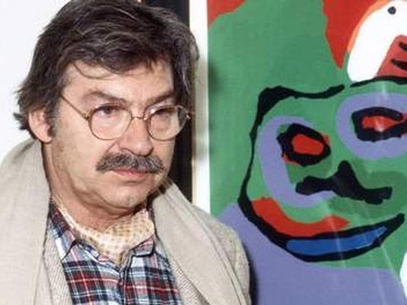 Karel Appel naast een van zijn werken in het Gemeentemuseum in Den Haag (1982)