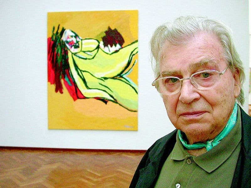Karel Appel met een van zijn schilderijen