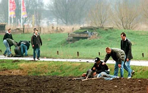 1997 de Veldslag bij Beverwijk: Carlo Picornie ligt zwaargewond in de modder