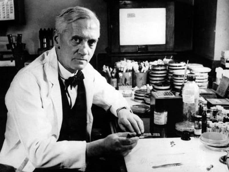Alexander Fleming in zijn laboratorium