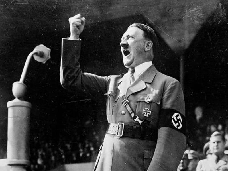 Adolf Hitler houdt een toespraak