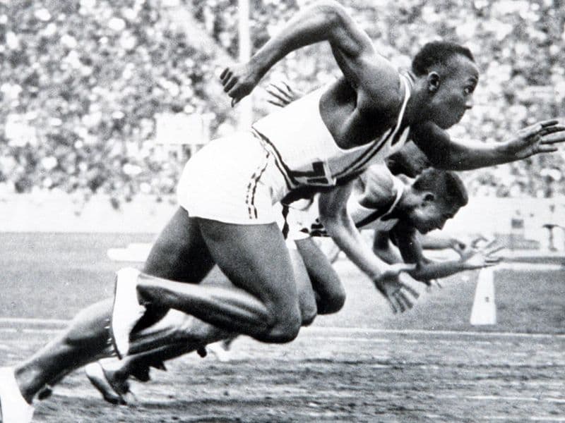 Jesse Owens in actie tijdens de Olympische Spelen in Berlijn in 1936
