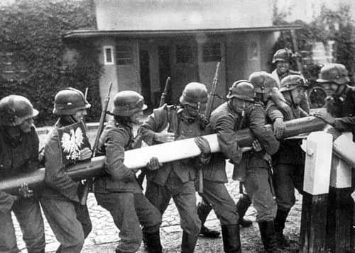Duitse soldaten vernielen een slagboom aan de grens met Polen (1 september 1939)