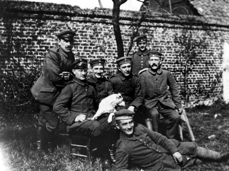 Adolf Hitler in Eerste Wereldoorlog (midden rechts met snor)