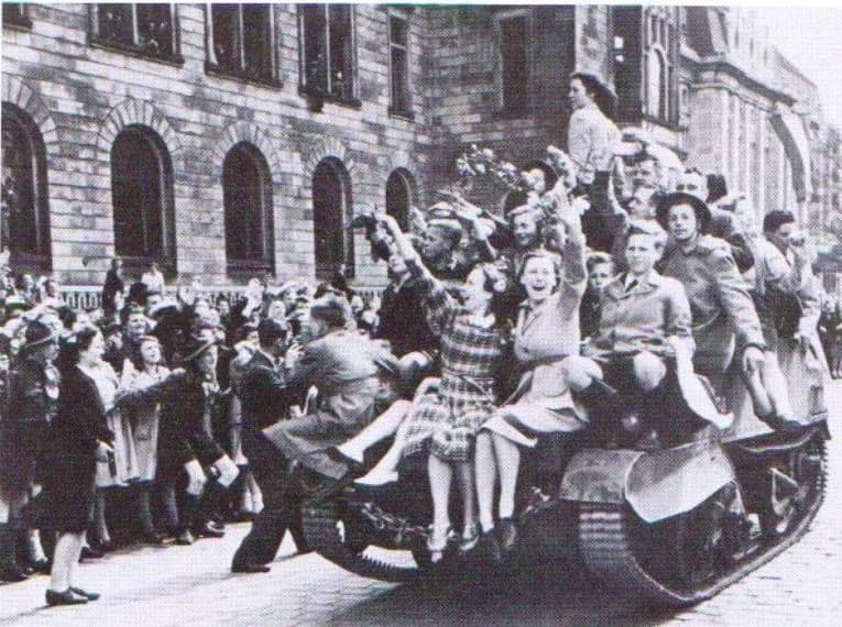 8 mei 1945: Canadese bevrijders op de Coolsingel in Rotterdam