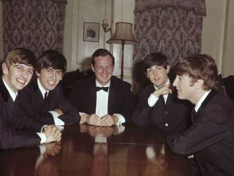 The Beatles met in hun midden manager Brian Epstein