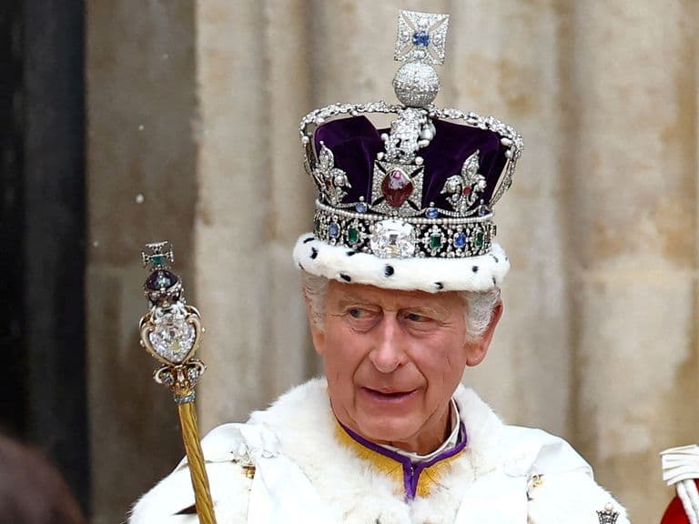 Charles III gekroond